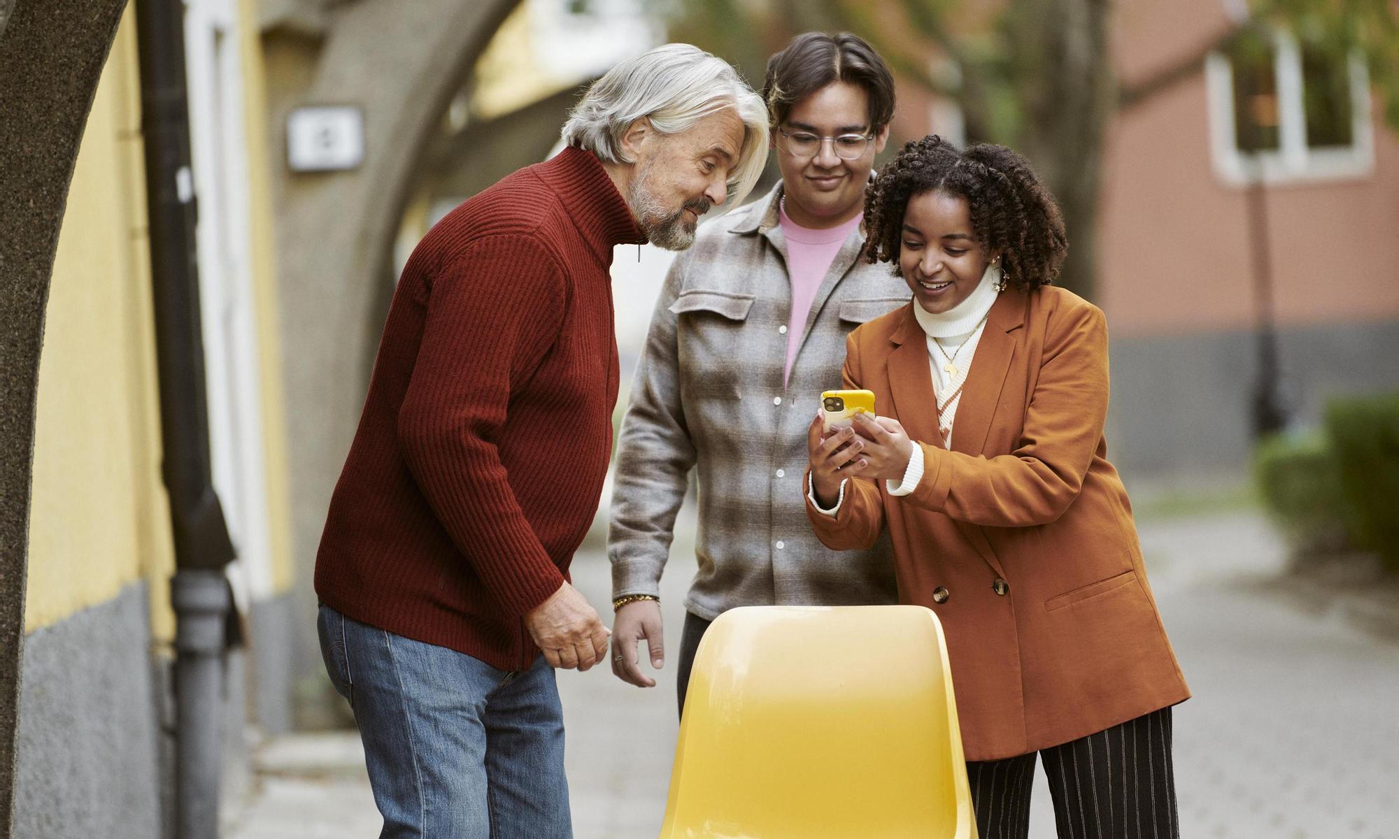 Group of people in a purchase of second hand chair